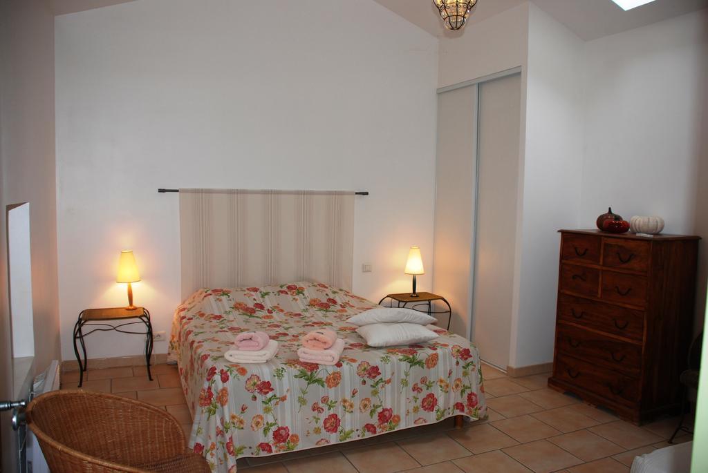 Bed and Breakfast Les Jardins Du Mas Evesque à Rousson  Chambre photo